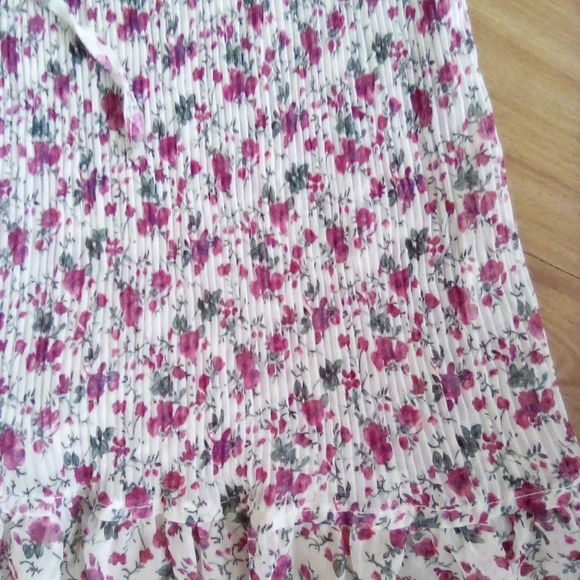 Ruffled Floral Sleeveless Blouse - Picture 3 of 5